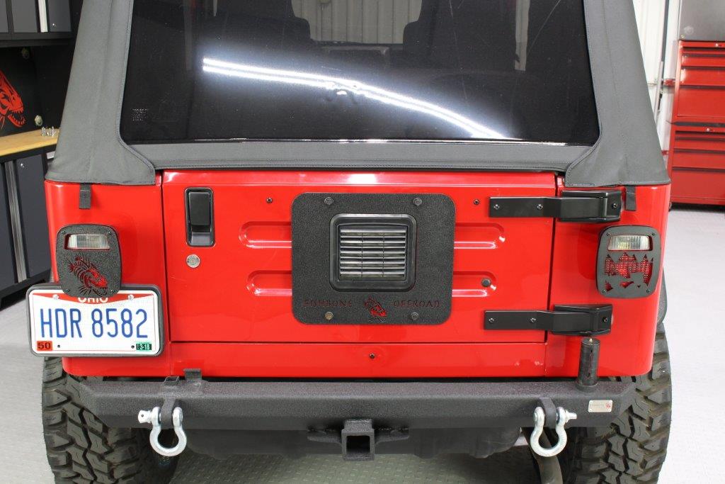 JEEP tjラングラー　リアゲートカバー　ブラック　アルミ製　縞鋼板 Jeep TJ Tailgate Plate 97-06 Wrangler TJ Black Textured Powercoat